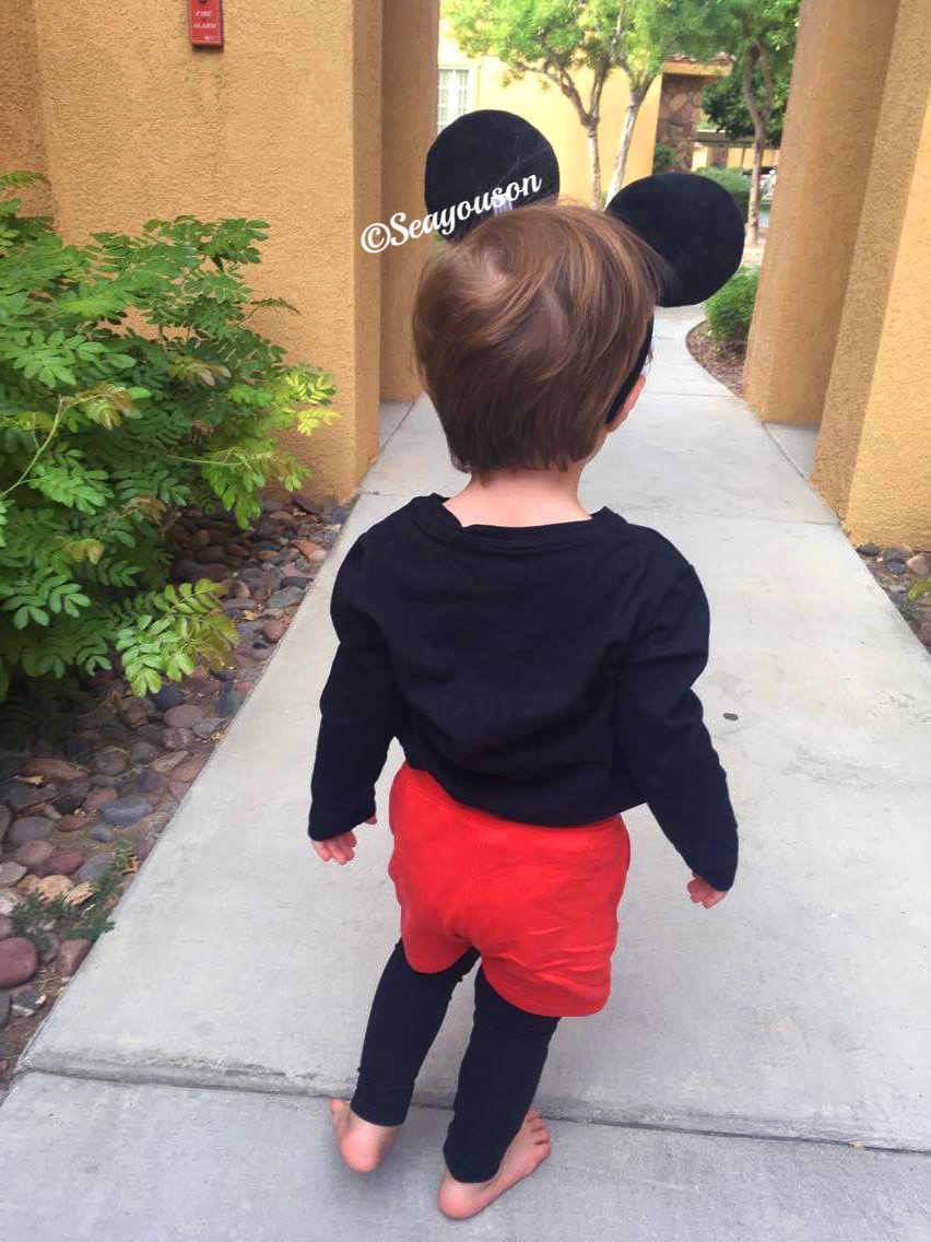 Halloween en Californie avec un enfant déguisé en Mickey