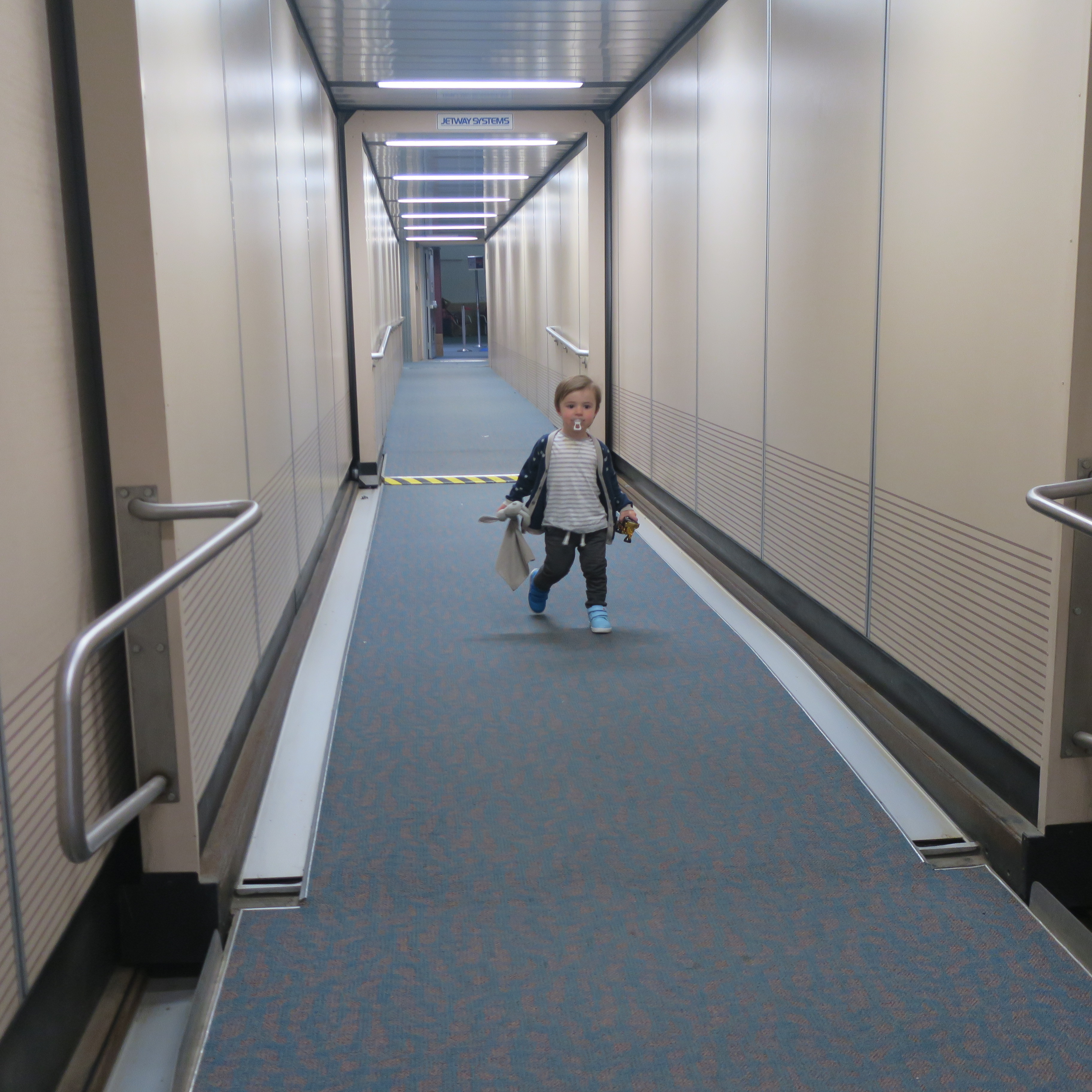 voyager avec un enfant aéroport couloir avion