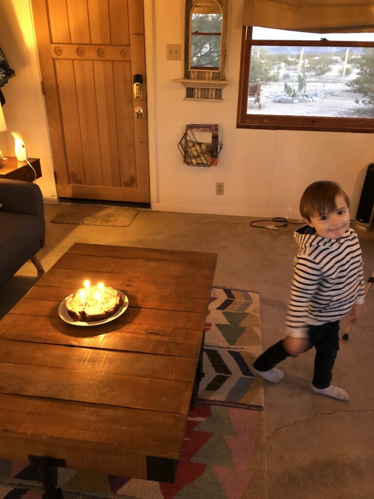 Enfant et gateau d'anniversaire avec bougies allumées