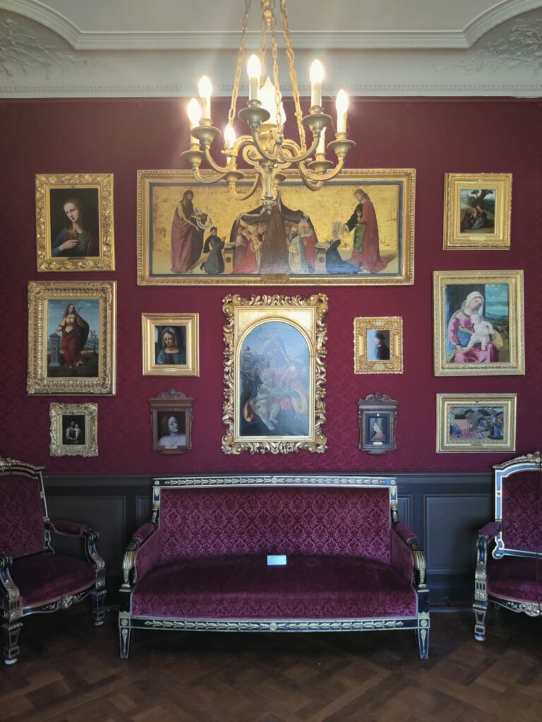 peintures dans le château de chantilly dans l'oise en france