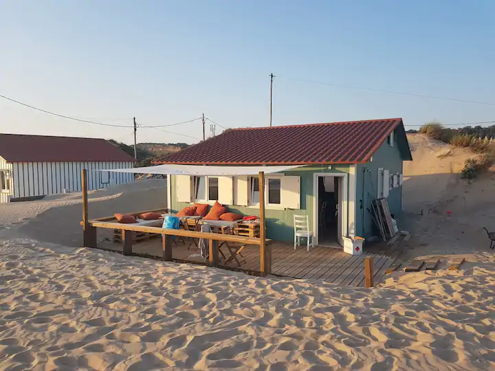 10 cabanes sur la plage à la Costa da Caparica