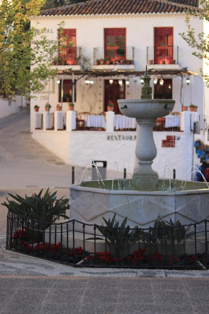 place avec fontaine à Mijas Pueblo en Espagne