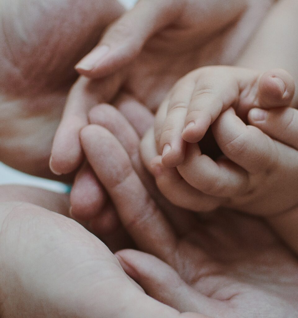 mains de nouveau-né