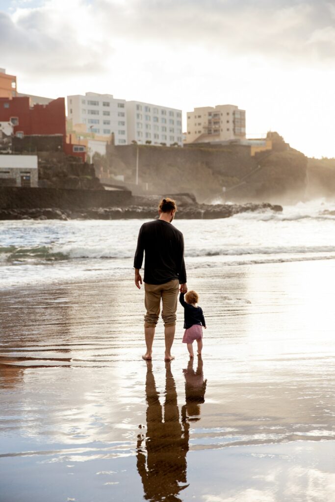 papa et sa fille sur la plage