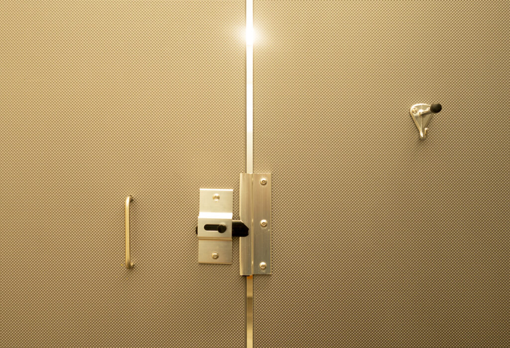 Espace dans la porte des toilettes publiques américaines