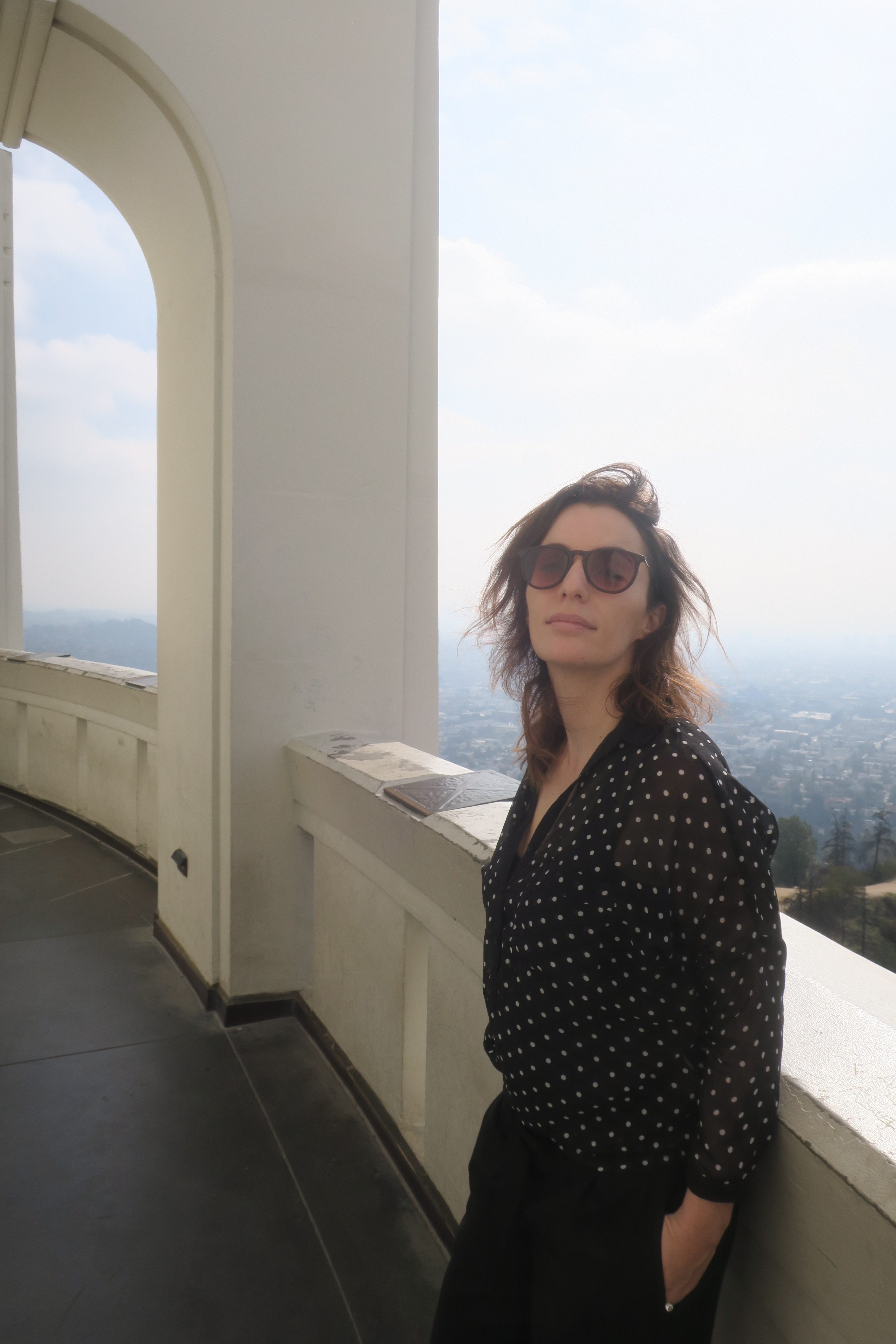 Femme qui pose au Griffith Observatory