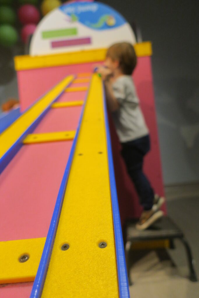 Enfant jouant au musée des enfants d'Austin