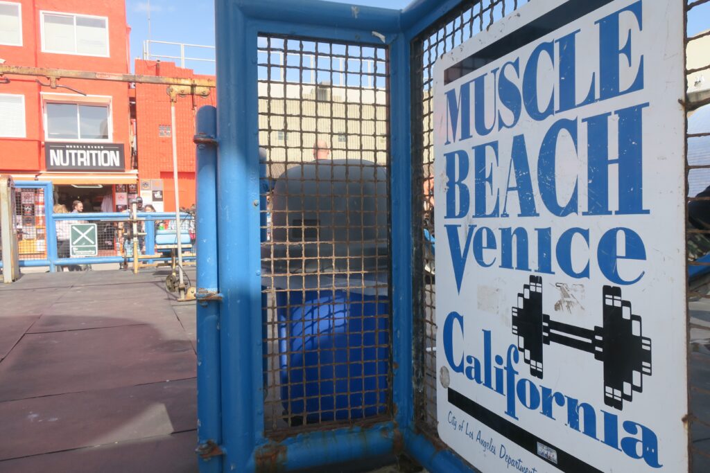 Un panneau annonçant l'entrée de la Muscle Beach en Californie