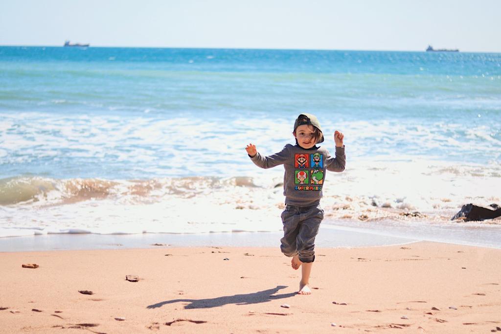 enfant courant sur une plage de Tarragone