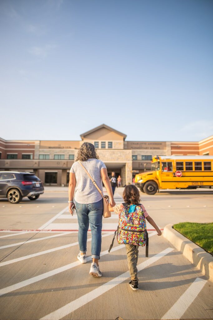 Maman et enfant arrivant à l'école