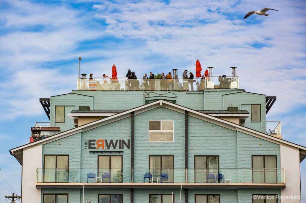 Rooftop de l'hôtel Erwin à Veniche Beach en Californie