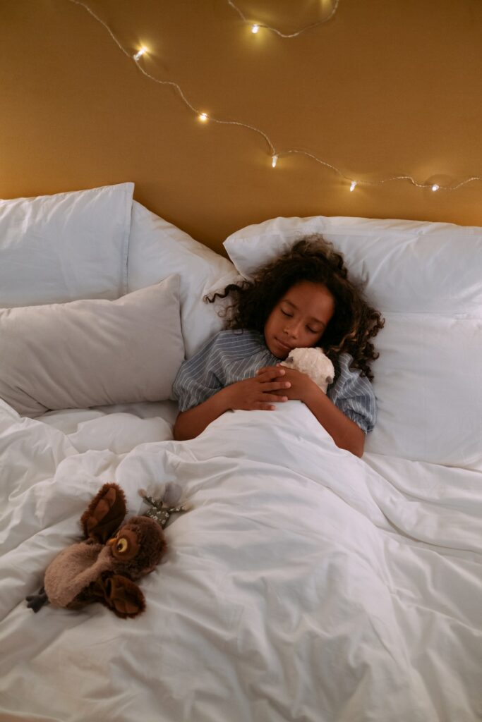 enfant endormir avec un doudou et une veilleuse