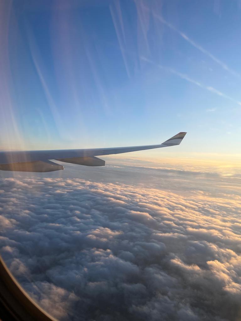 avion au-dessus des nuages