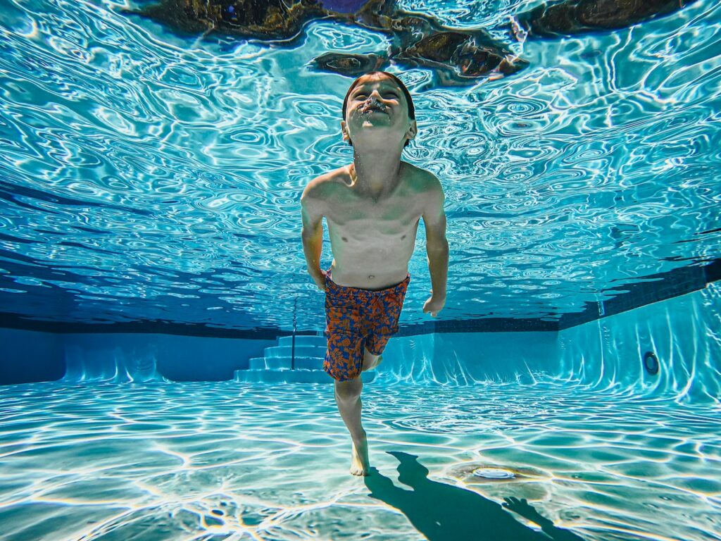 comment éviter la noyade chez les enfants: enfant sous l'eau sachant nager