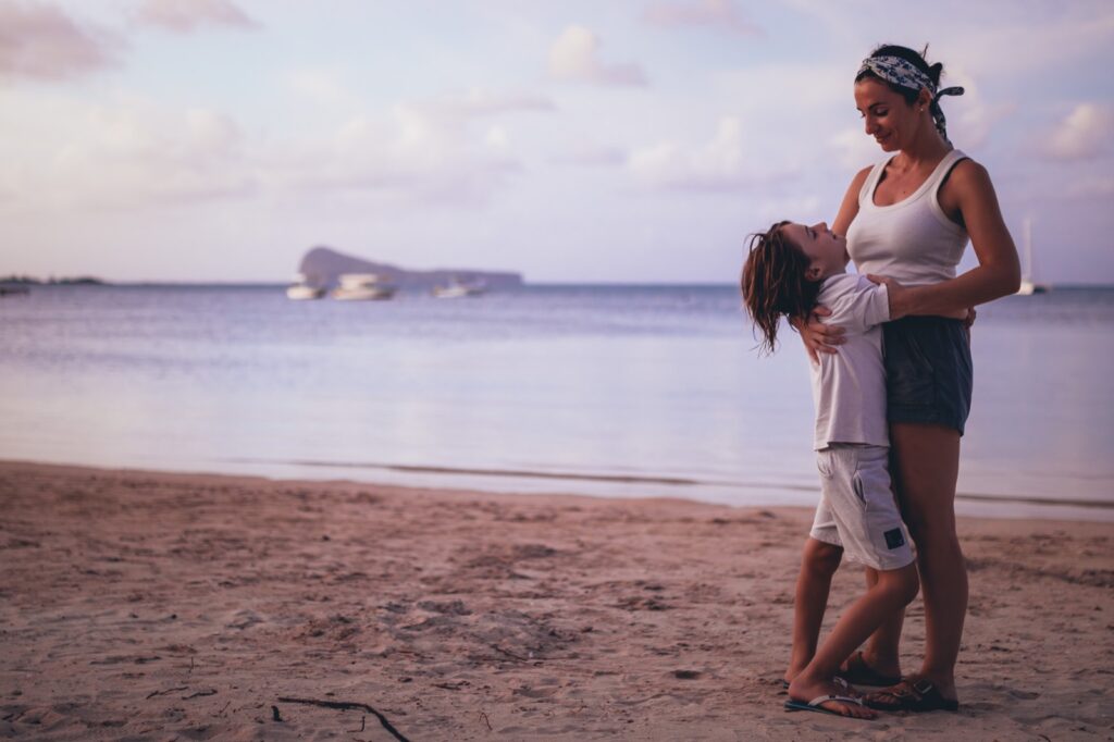 enfant et maman posant au coucher du soleil à l'île Maurice