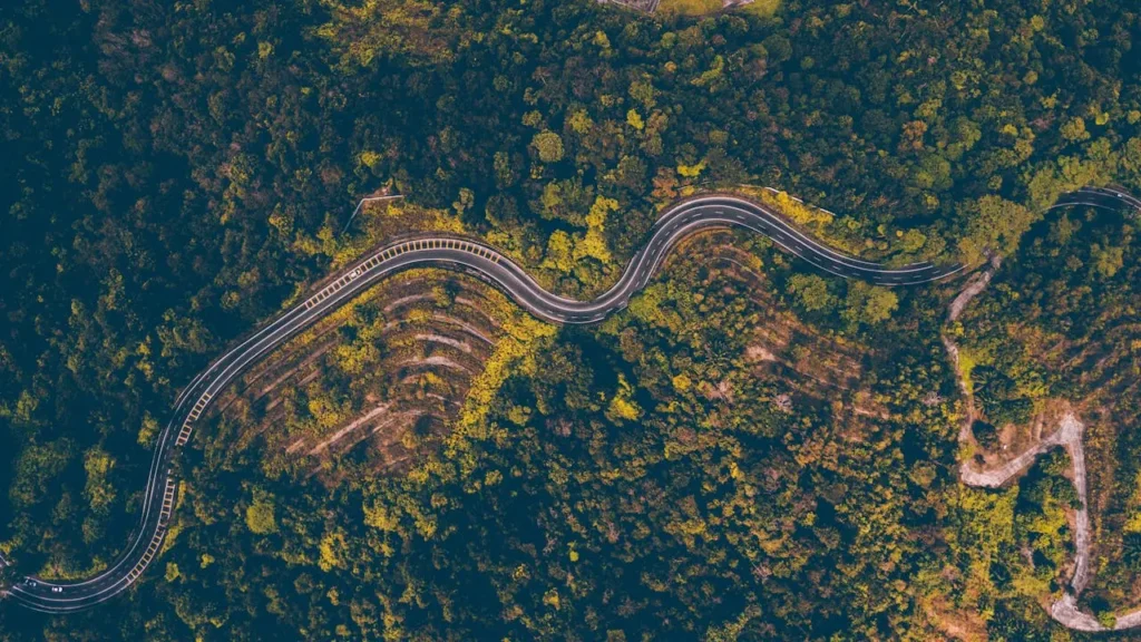 route panoramique photographiée avec un drone